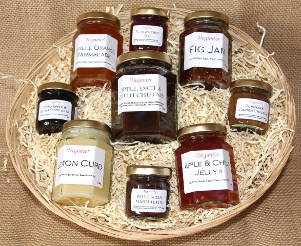 A large round Tregunter gift basket filled across three jar sizes.